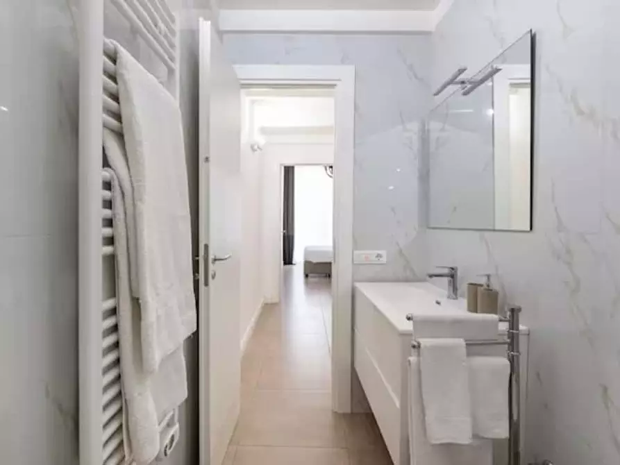 Immagine 11 di Appartamento in affitto  in Vico Lungo Teatro Nuovo67 a Napoli