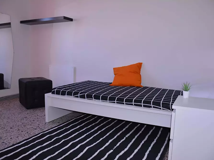 Immagine 1 di Camera in affitto  in Via Ingurtosu9 a Cagliari