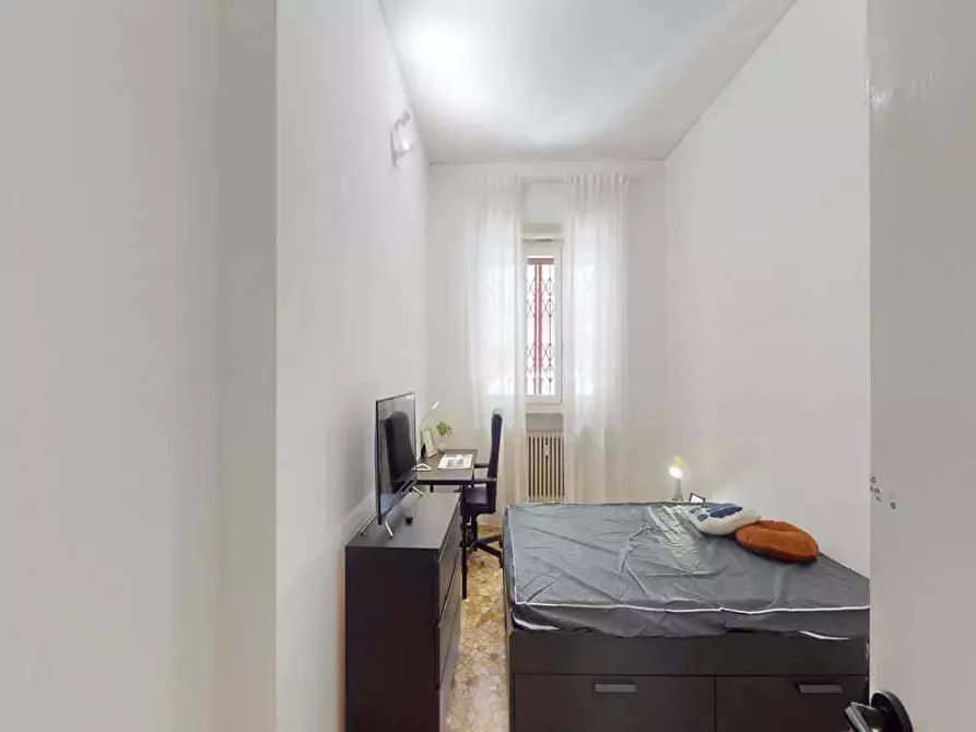 Immagine 2 di Camera in affitto  in Via Anco Marzio4 a Milano