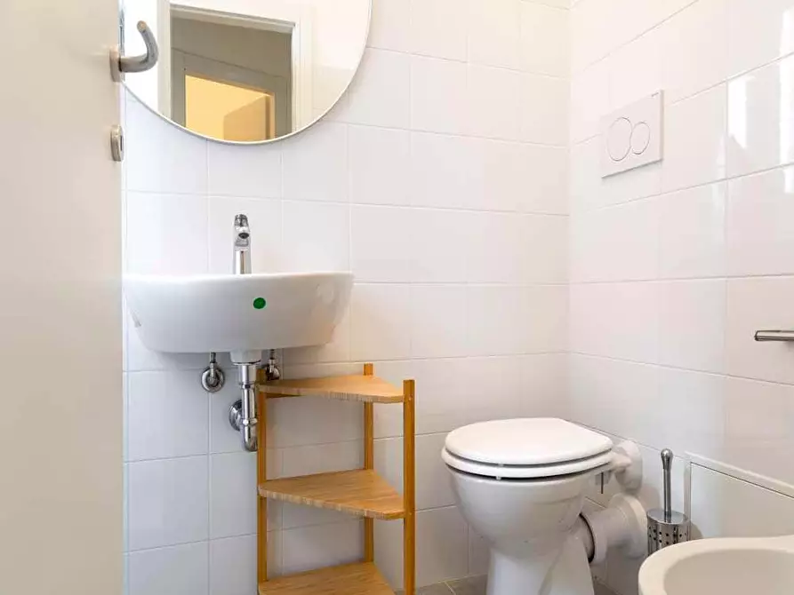 Immagine 19 di Camera in affitto  in Via Lorenteggio80 a Milano