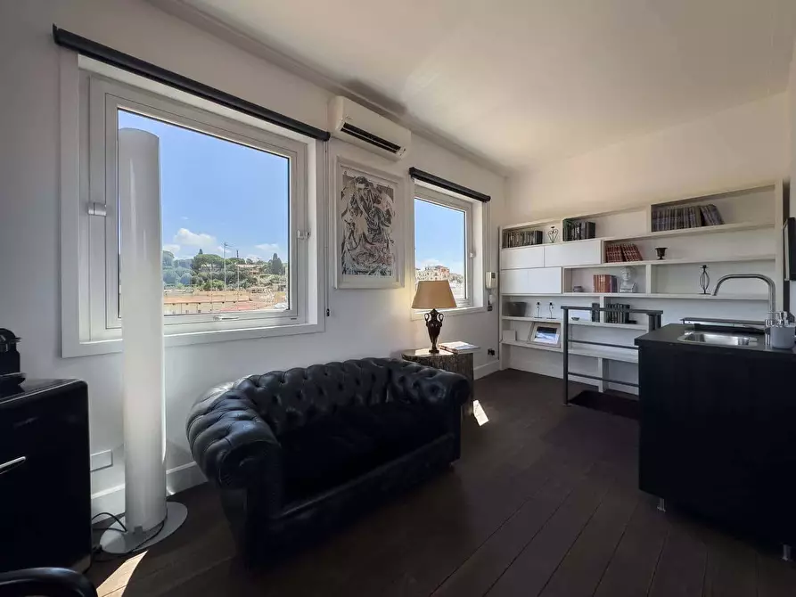 Immagine 18 di Appartamento in affitto  in Via Mario de' Fiori42 a Roma