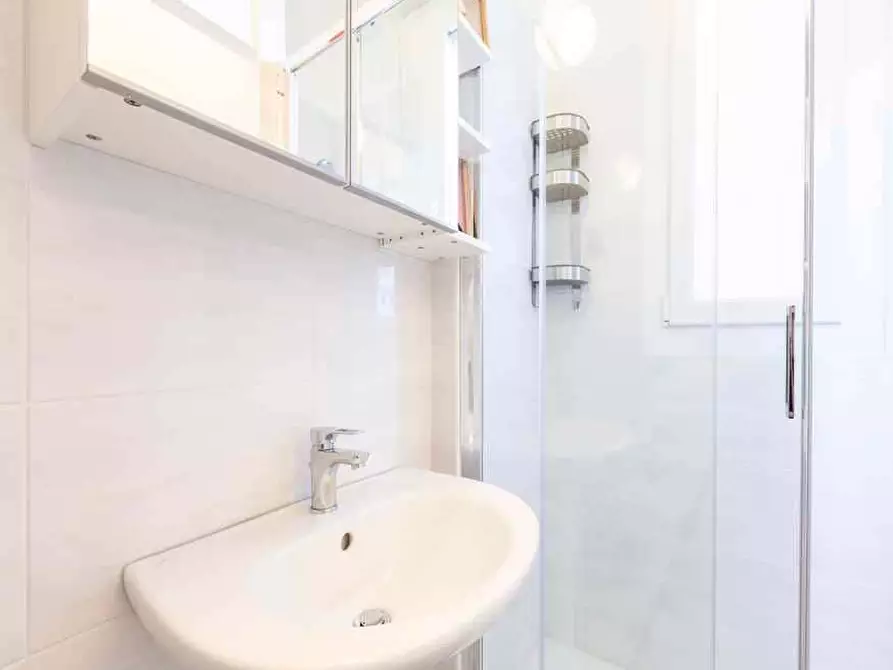 Immagine 21 di Camera in affitto  in Via Lorenteggio84 a Milano