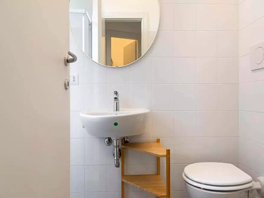 Immagine 11 di Camera in affitto  in Via Lorenteggio80 a Milano