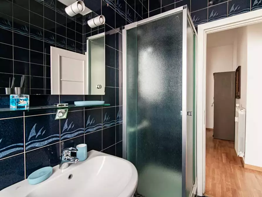 Immagine 44 di Appartamento in affitto  in Via Rezzonico a Como