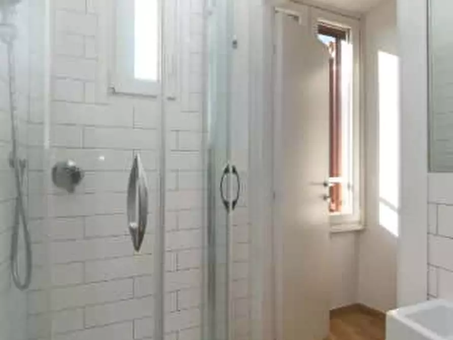 Immagine 27 di Appartamento in affitto  in Via del Commercio12 a Roma