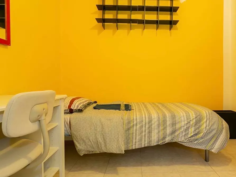 Immagine 2 di Camera in affitto  in Via Ruggero Bonghi9 a Milano