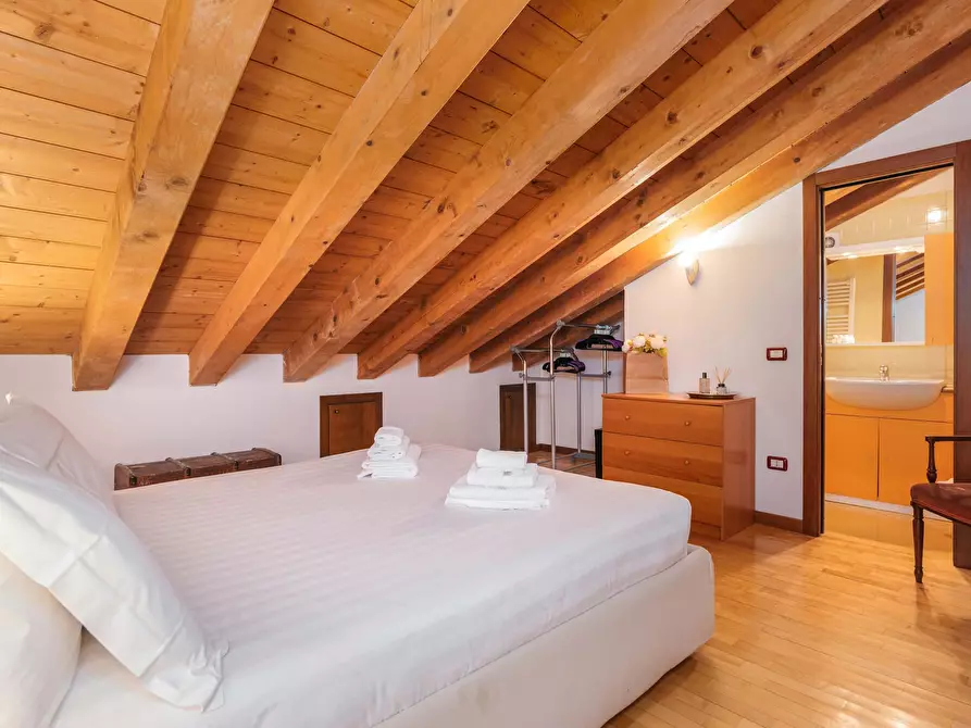 Immagine 30 di Appartamento in affitto  in Via Coluccio Salutati a Milano