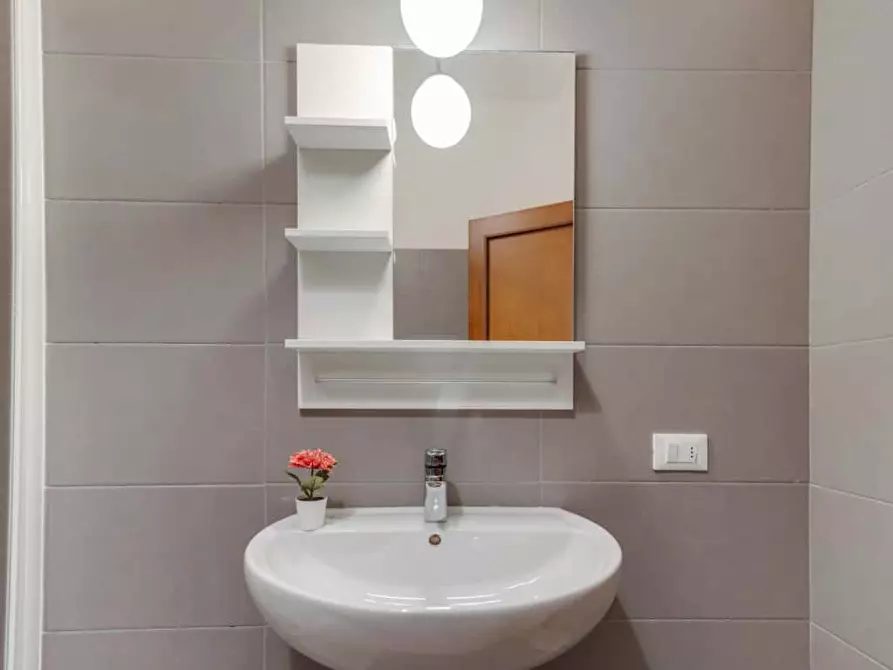 Immagine 11 di Camera in affitto  in Via Curtatone14 a Milano