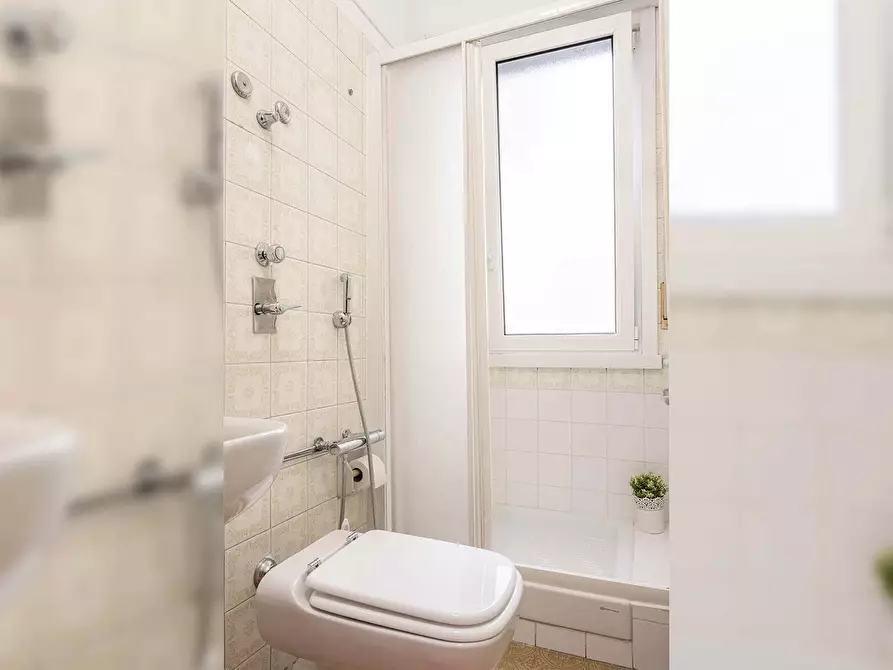 Immagine 12 di Camera in affitto  in Via Rho8 a Milano