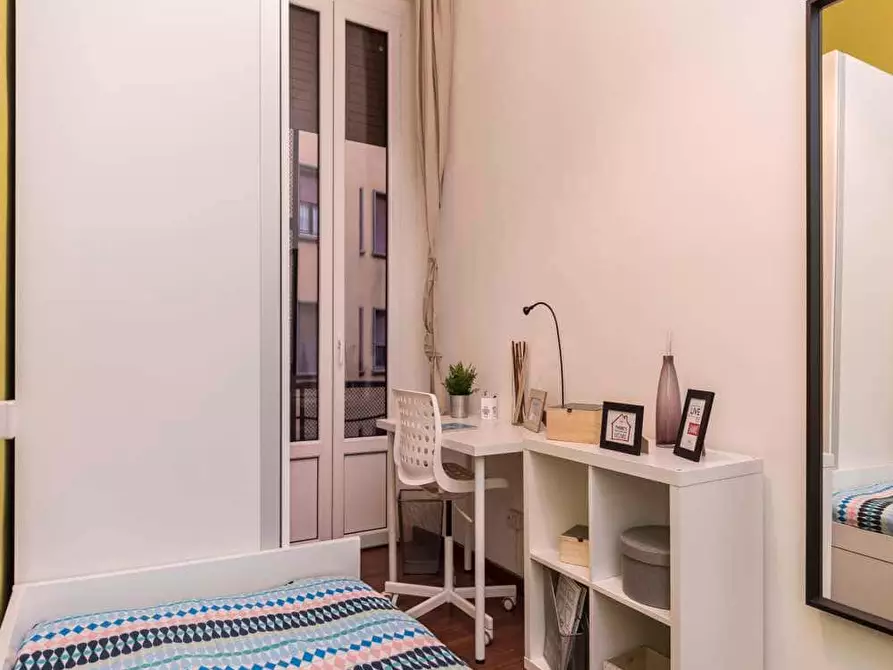 Immagine 5 di Camera in affitto  in Via Giulio Tarra1 a Milano