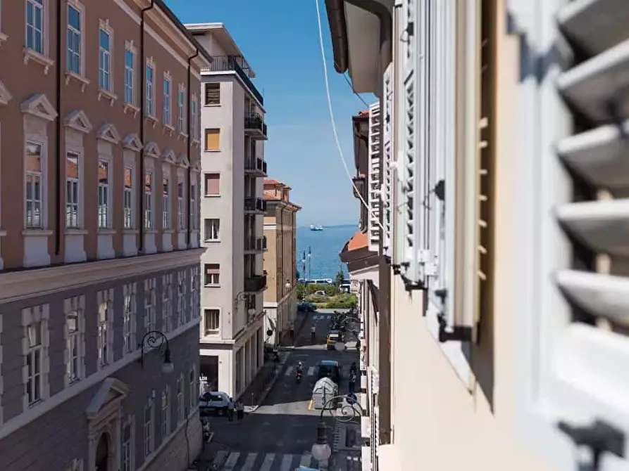 Immagine 37 di Appartamento in affitto  in Piazza Attilio Hortis7 a Trieste