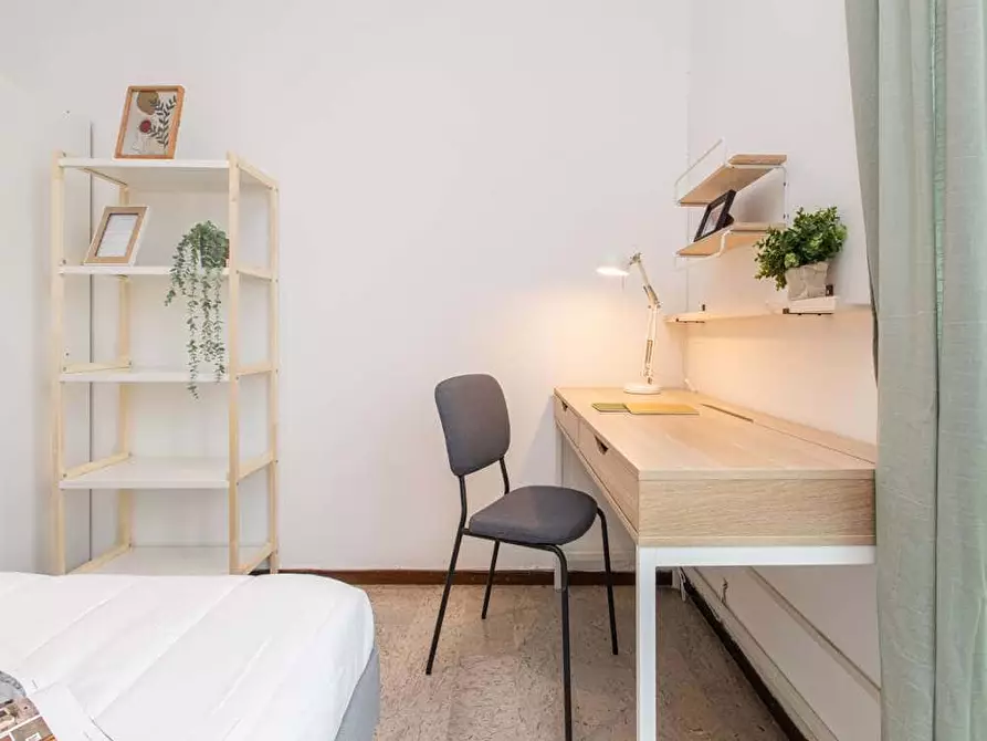 Immagine 5 di Camera in affitto  in Viale Sondrio7 a Milano