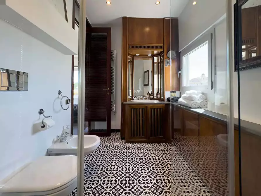 Immagine 34 di Appartamento in affitto  in Via Mario de' Fiori42 a Roma