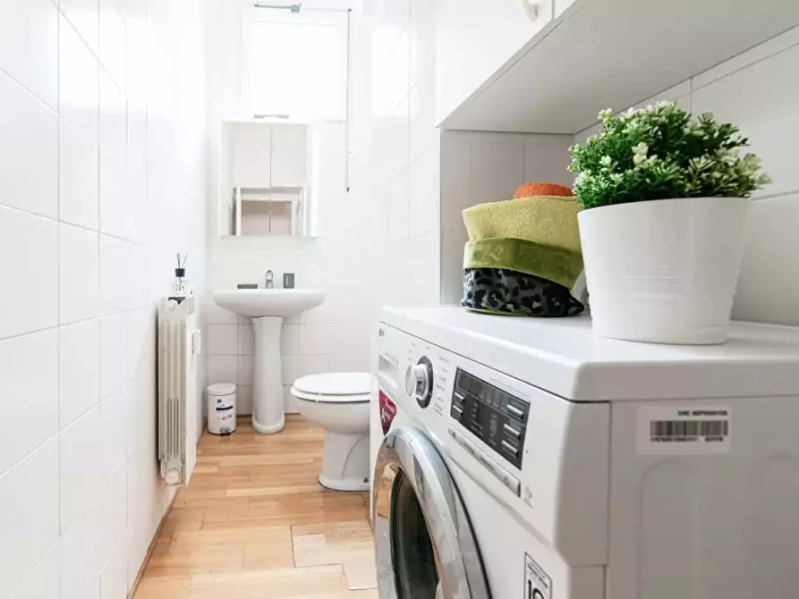 Immagine 48 di Appartamento in affitto  in Via Rezzonico a Como