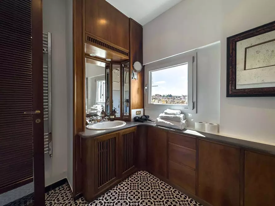 Immagine 31 di Appartamento in affitto  in Via Mario de' Fiori42 a Roma