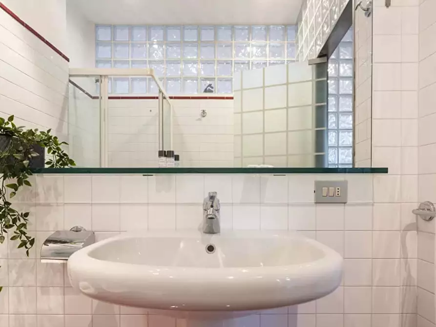 Immagine 21 di Appartamento in affitto  in Vicolo Duomo a Como