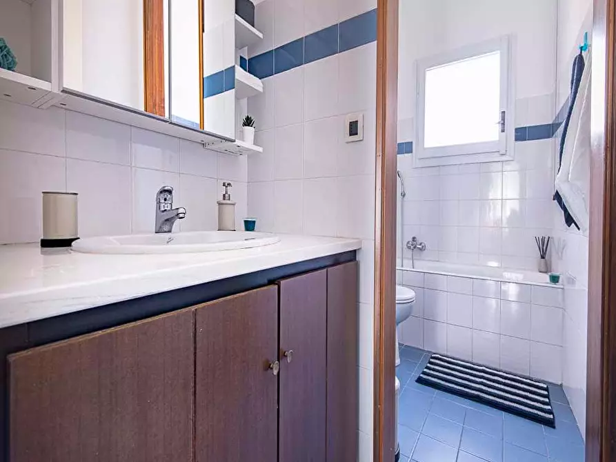 Immagine 21 di Camera in affitto  in Viale Ca' Granda2 a Milano