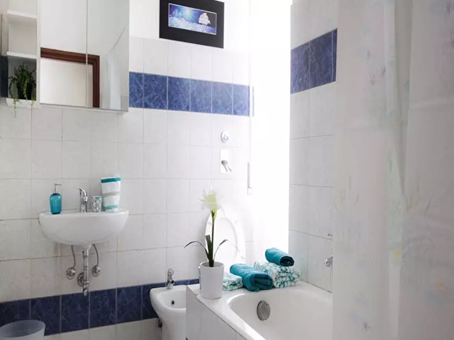 Immagine 10 di Camera in affitto  in Viale Ortles86 a Milano