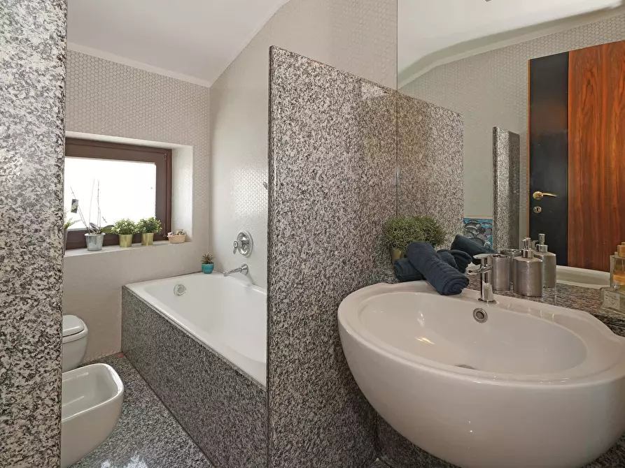 Immagine 9 di Appartamento in affitto  in Via Castelletto4 a Peschiera Del Garda