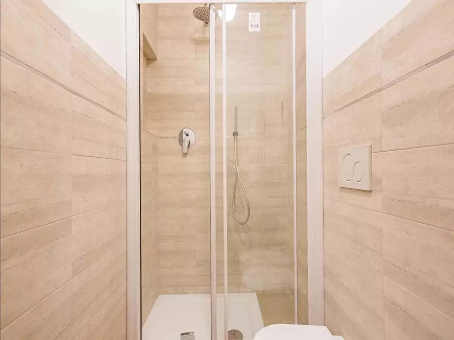 Immagine 6 di Camera in affitto  in Viale Tunisia13 a Milano