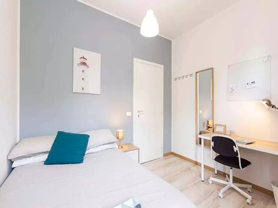 Immagine 8 di Camera in affitto  in Via Lorenteggio84 a Milano