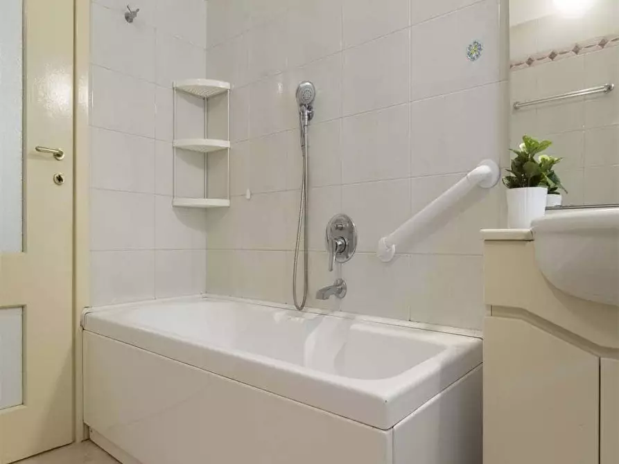 Immagine 16 di Camera in affitto  in Via Vincenzo Monti77 a Milano