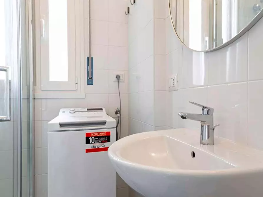 Immagine 10 di Camera in affitto  in Via Lorenteggio80 a Milano