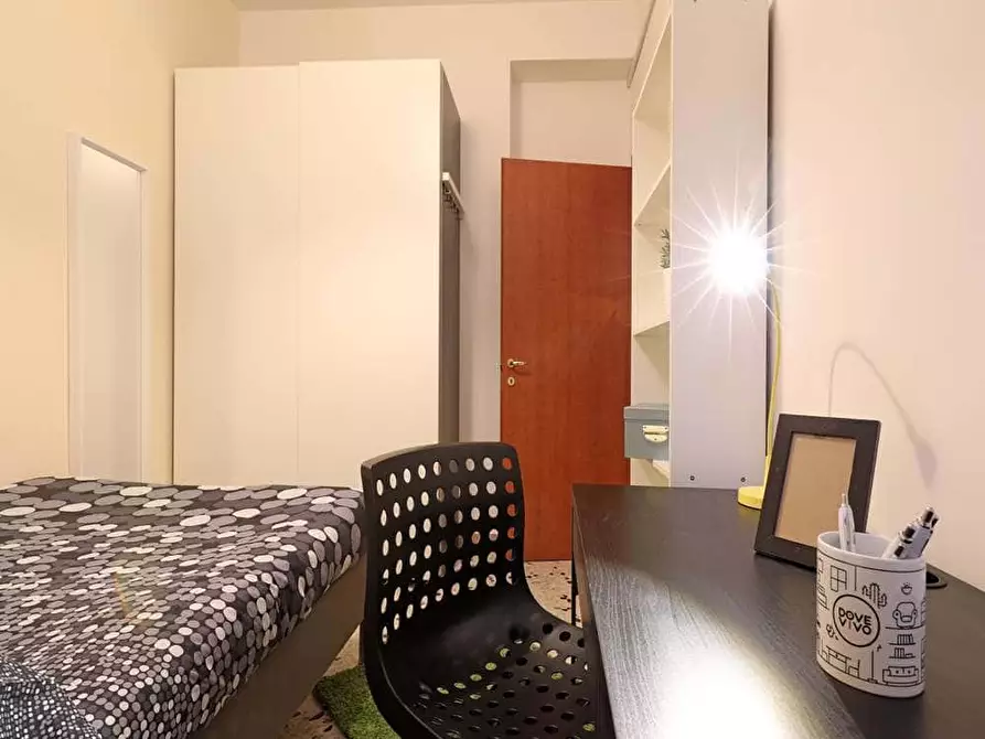 Immagine 1 di Camera in affitto  in Via Oderisi da Gubbio198 a Roma