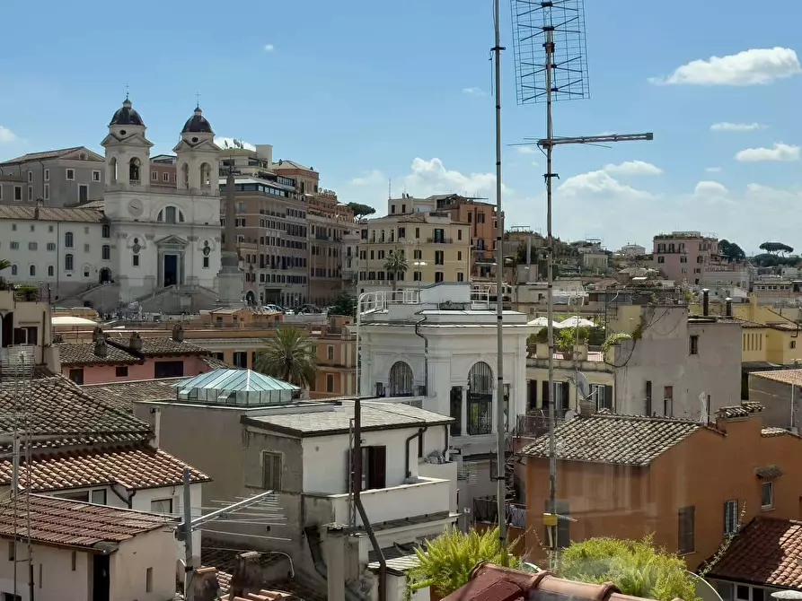 Immagine 35 di Appartamento in affitto  in Via Mario de' Fiori42 a Roma