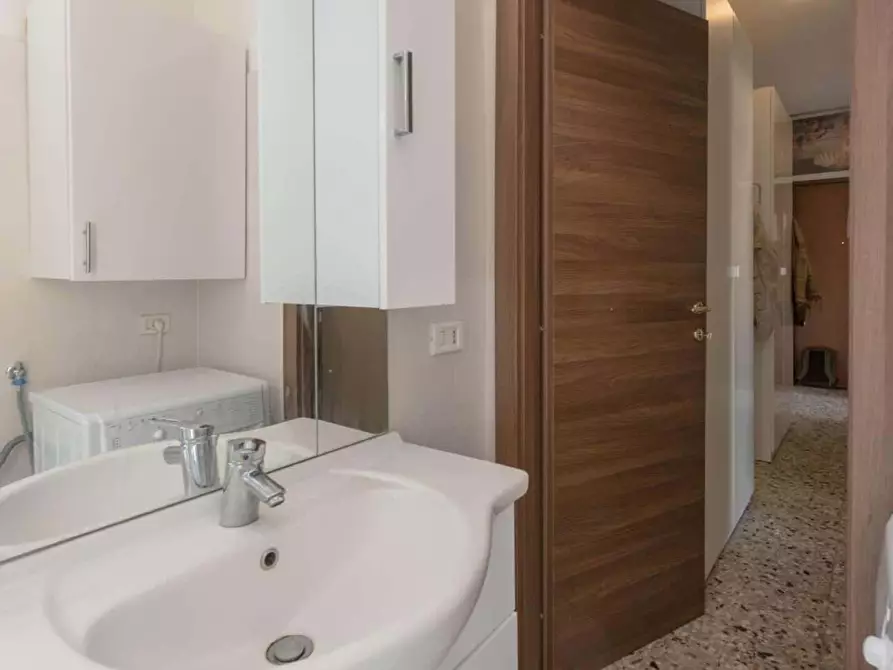 Immagine 11 di Camera in affitto  in Via Achille Feraboli a Milano