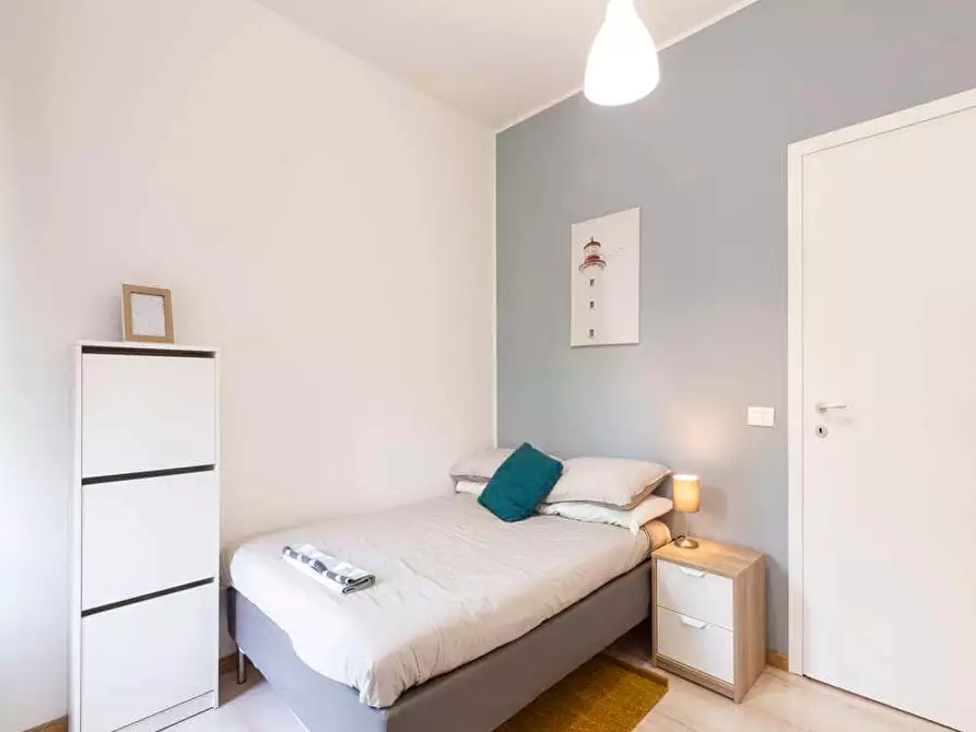 Immagine 5 di Camera in affitto  in Via Lorenteggio84 a Milano