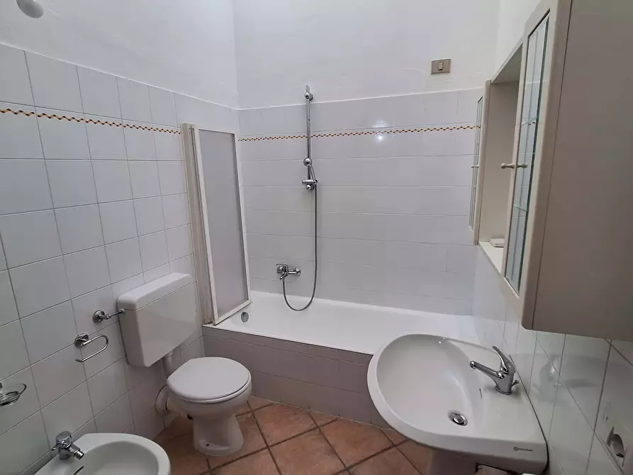 Immagine 8 di Appartamento in affitto  in Viale Garibaldi13 a Maccagno Con Pino E Veddasca