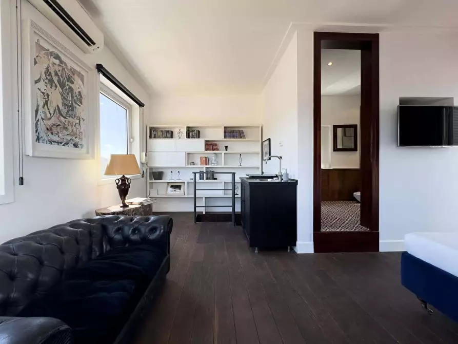 Immagine 12 di Appartamento in affitto  in Via Mario de' Fiori42 a Roma