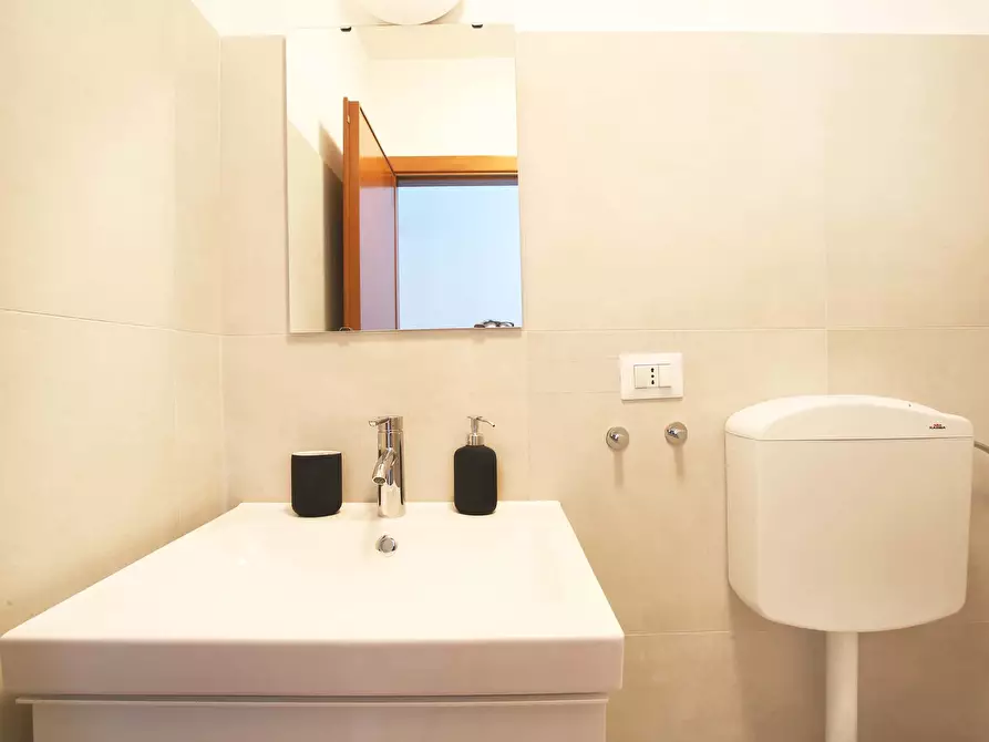 Immagine 25 di Camera in affitto  in Via Carlo Marx5 a Milano