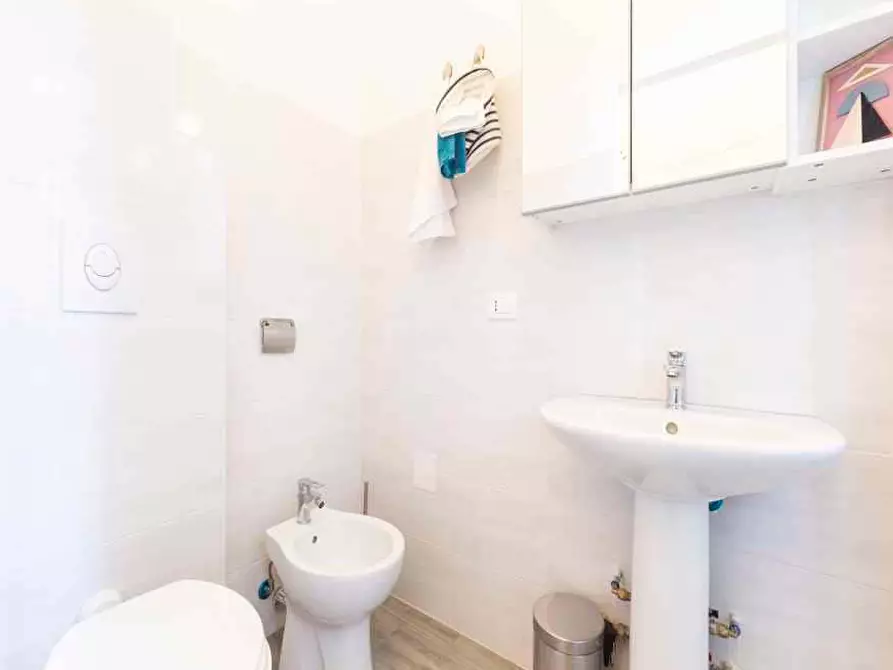 Immagine 24 di Camera in affitto  in Via Lorenteggio84 a Milano