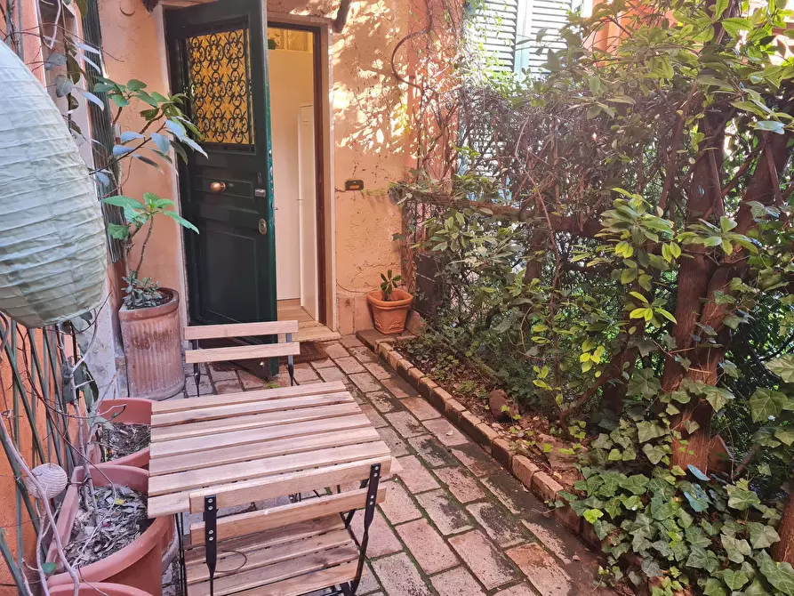 Immagine 2 di Appartamento in affitto  in Via Degli Orti d'Alibert4 a Roma
