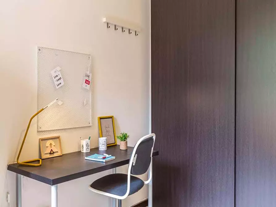 Immagine 3 di Camera in affitto  in Via Lorenteggio80 a Milano