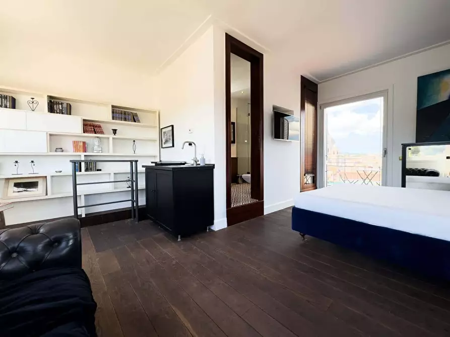 Immagine 11 di Appartamento in affitto  in Via Mario de' Fiori42 a Roma