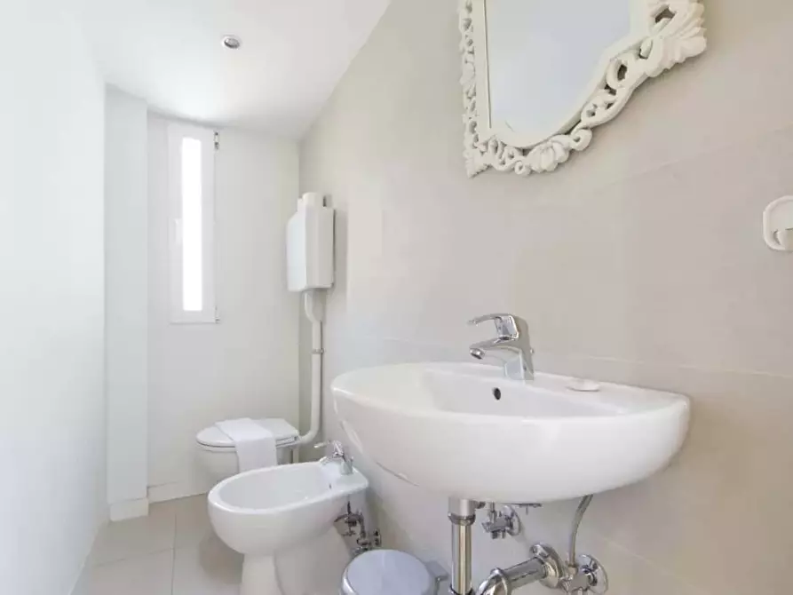 Immagine 34 di Appartamento in affitto  in Via Cesare Battisti2 a Bologna