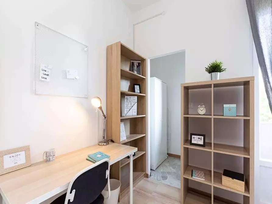 Immagine 2 di Camera in affitto  in Via Lorenteggio84 a Milano