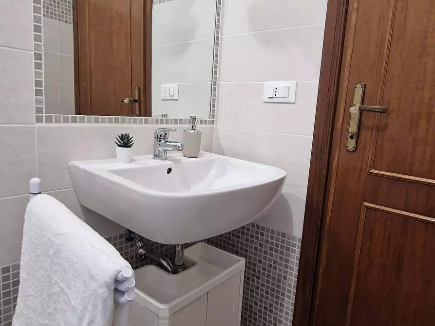 Immagine 28 di Camera in affitto  in Via Cerveteri13 a Roma