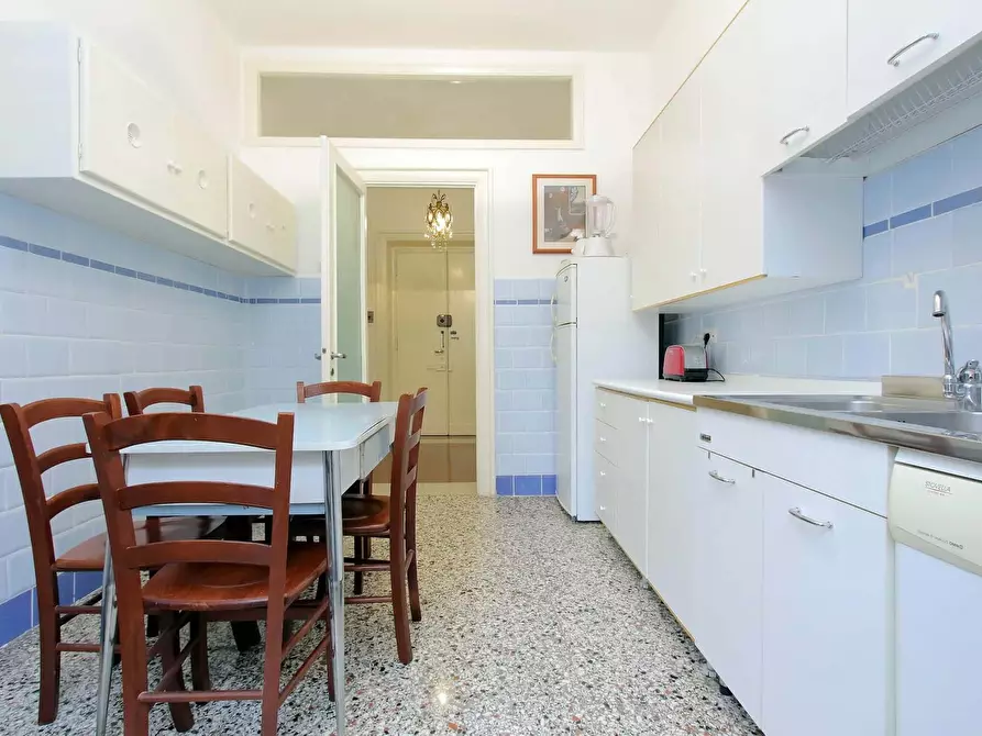 Immagine 10 di Appartamento in affitto  in Via Buccari11 a Roma