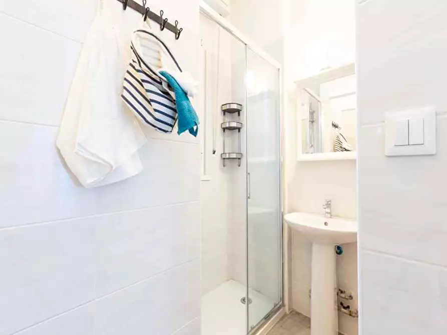 Immagine 26 di Camera in affitto  in Via Lorenteggio84 a Milano