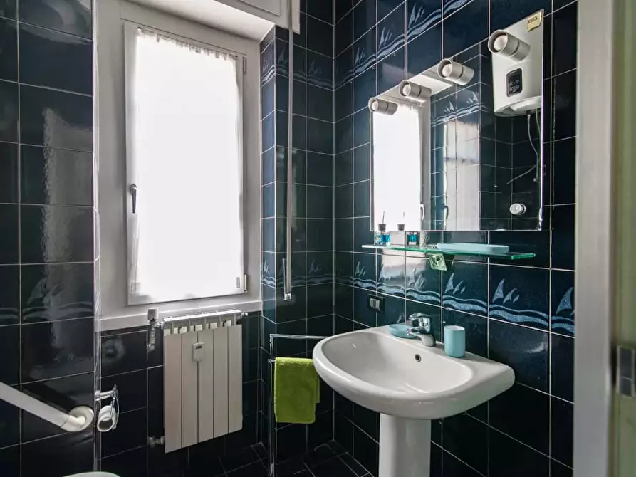 Immagine 43 di Appartamento in affitto  in Via Rezzonico a Como