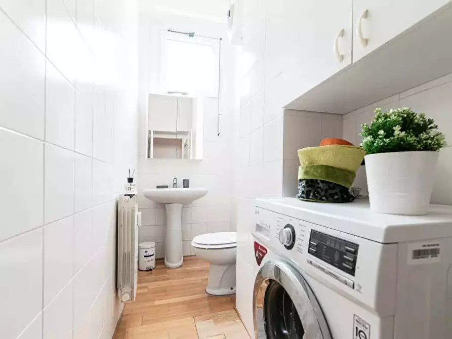 Immagine 49 di Appartamento in affitto  in Via Rezzonico a Como