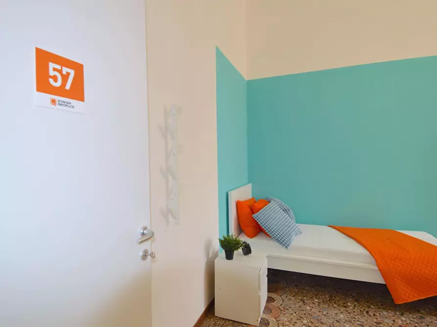 Immagine 1 di Camera in affitto  in Corso Canalgrande16 a Modena