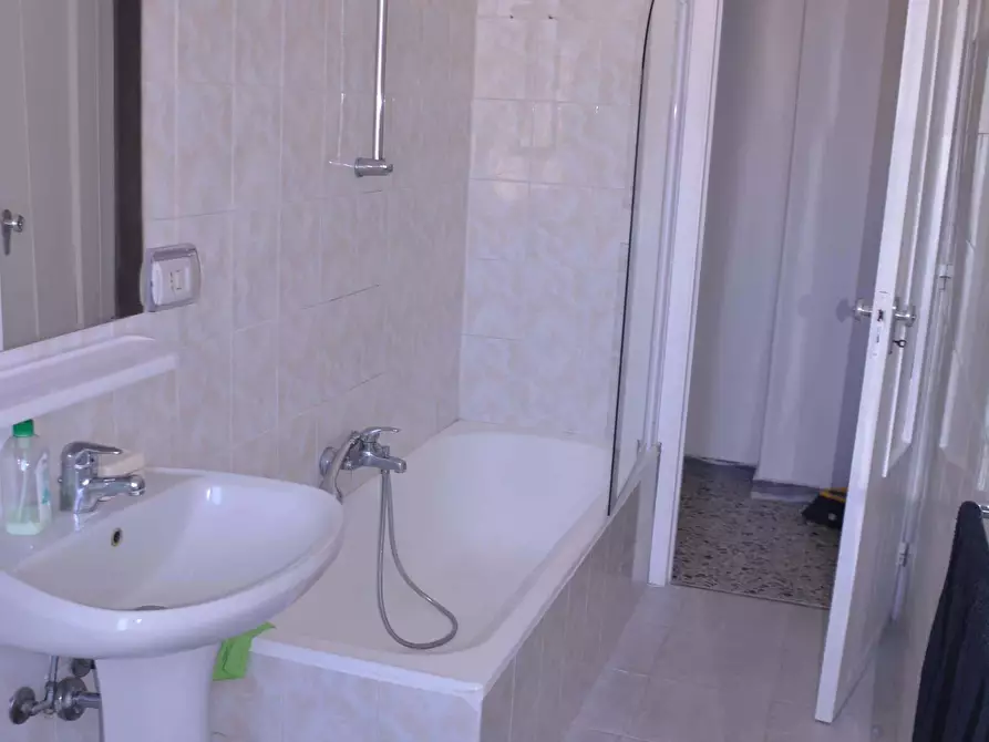 Immagine 6 di Camera in affitto  in Via Ingurtosu9 a Cagliari