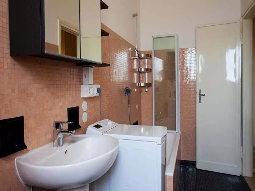 Immagine 9 di Camera in affitto  in Via Belmeloro3 a Bologna