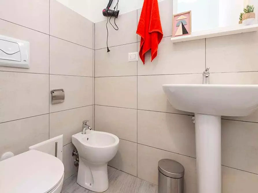 Immagine 21 di Camera in affitto  in Via Lorenteggio80 a Milano