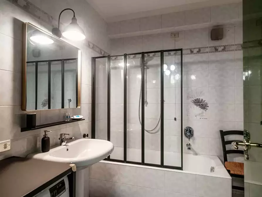 Immagine 37 di Appartamento in affitto  in Via Giocondo Albertolli5 a Como